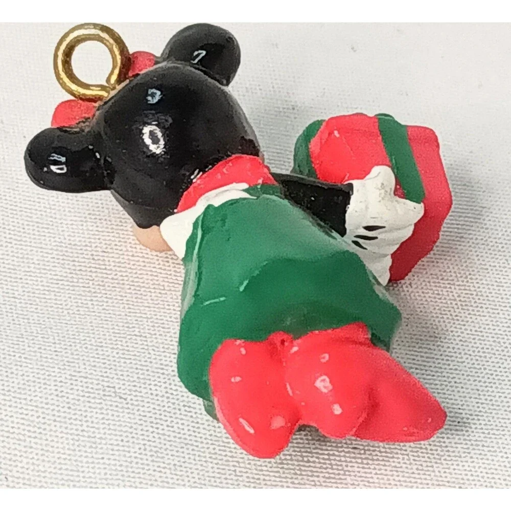 N/A ornament present
